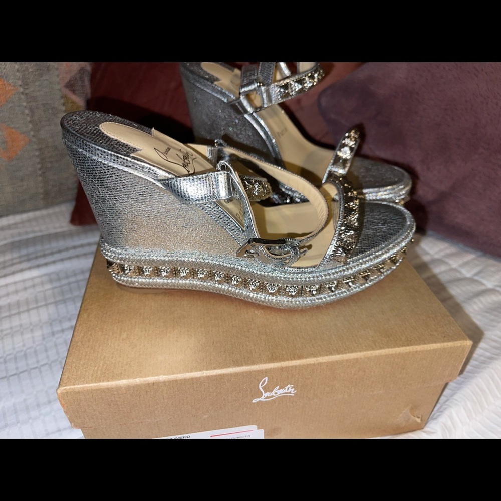 Stunning brand new never worn Christian Louboutin